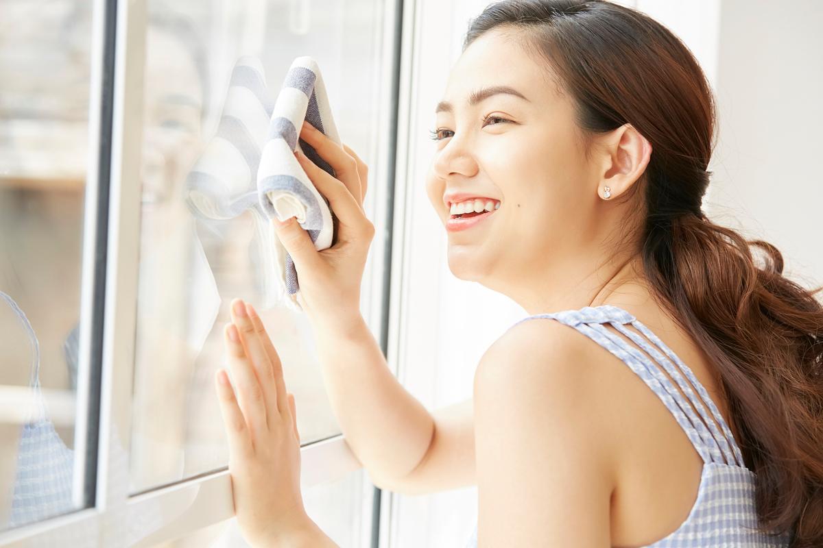 美女擦玻璃屏保